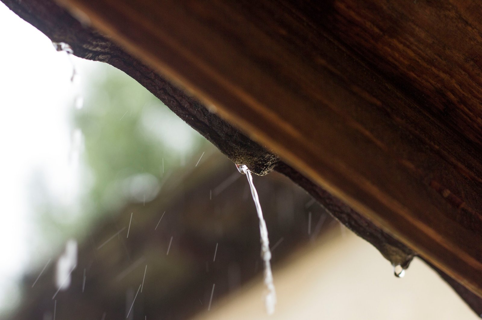 L'eau coule du toit